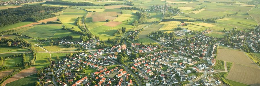Luftbild mit Dorf und Landschaft
