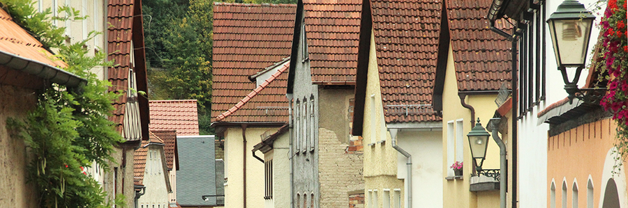 Dorfstraße mit historischen Häusern 