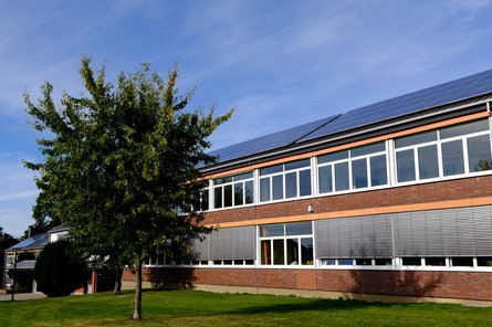 Ein weiteres Beispiel für ein Projekt der Hunsrück Sonne eG: Photovoltaik auf dem Dach einer Gesamtschule in Kastellaun.